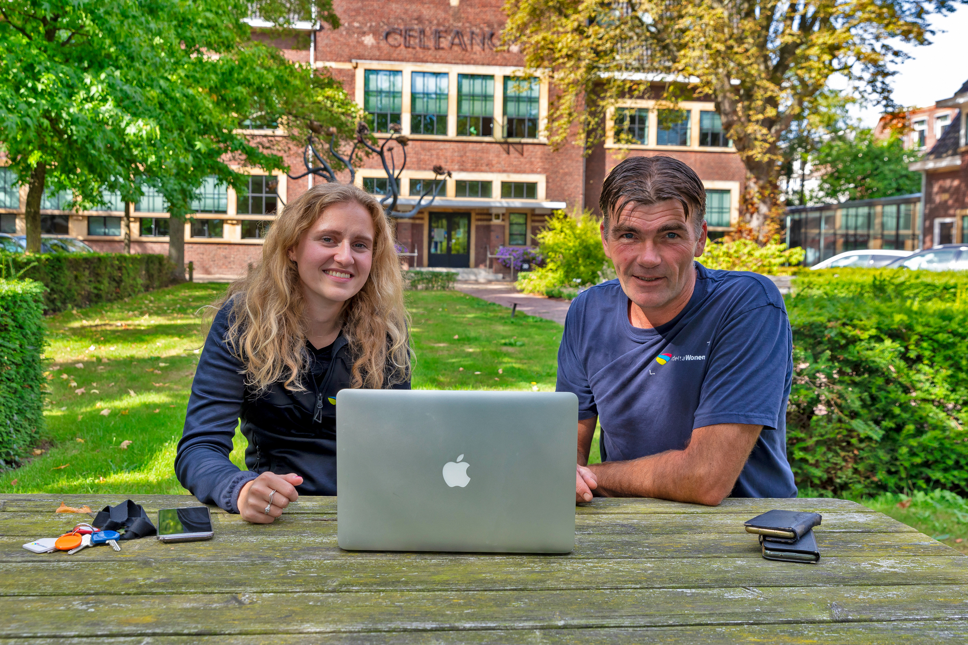 Collega Liza en Jeroen aan picknicktafel