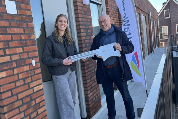 Martijn Sweitser, directeur wonen deltaWonen, overhandigt sleutel aan eerste bewoner nieuwbouw Het Buyten